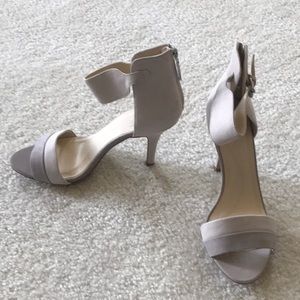 Tahari sandal 9M nwot